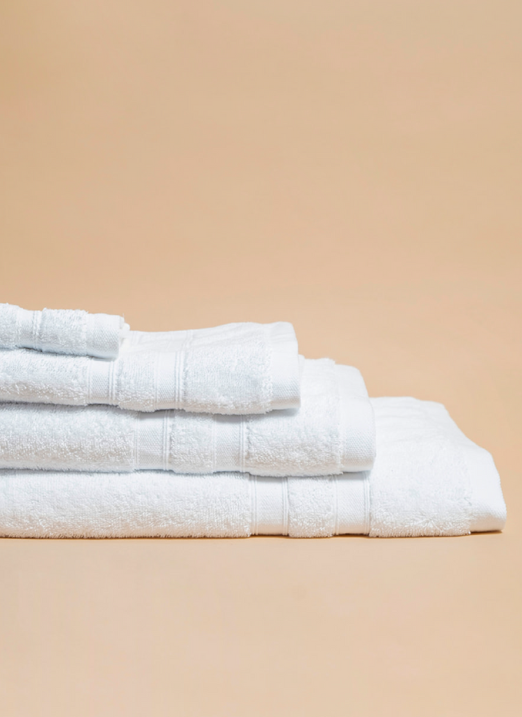 Toallas blancas dobladas